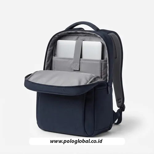 Detail kompartemen laptop berlapis busa pada ransel kantor