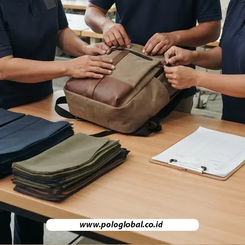 Pemeriksaan sampel tas custom dan komponen sebelum menentukan harga serta spesifikasi produksi