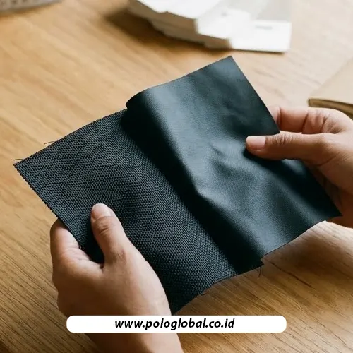 Pemeriksaan tekstur dan fleksibilitas kain sebelum menentukan bahan sling bag custom