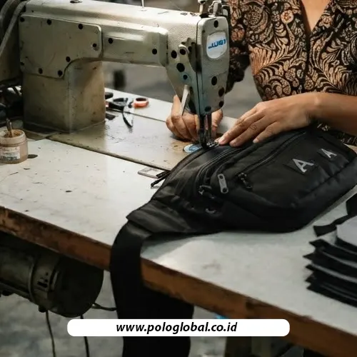 Proses penjahitan waistbag custom di pabrik konveksi tas