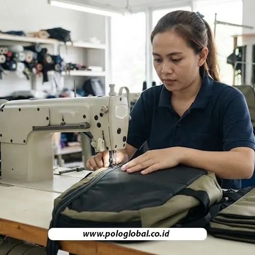 Proses produksi tas travel custom di pabrik konveksi tas